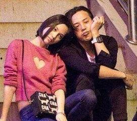 言承旭下雨吃瓜,意外成为网友热议焦点