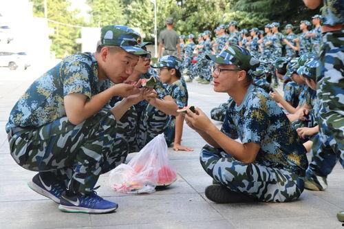 采访军人吃瓜,揭秘军人日常饮食背后的故事